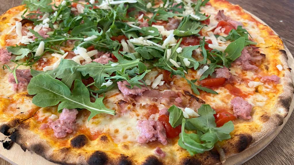 Pizza sottile con rucola e grana di Desideria 3