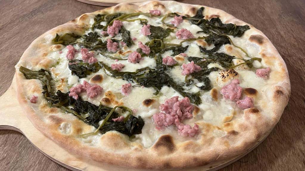 Pizza bianca con salsiccia e friarielli di Desideria 3