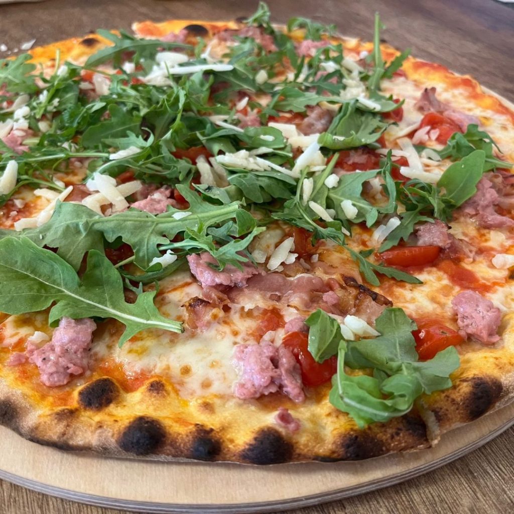 Pizza sottile con rucola, pomodorini e salsiccia di Desideria 3