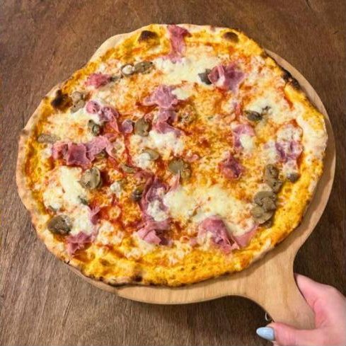 Pizza sottile prosciutto cotto e funghi di Desideria 3